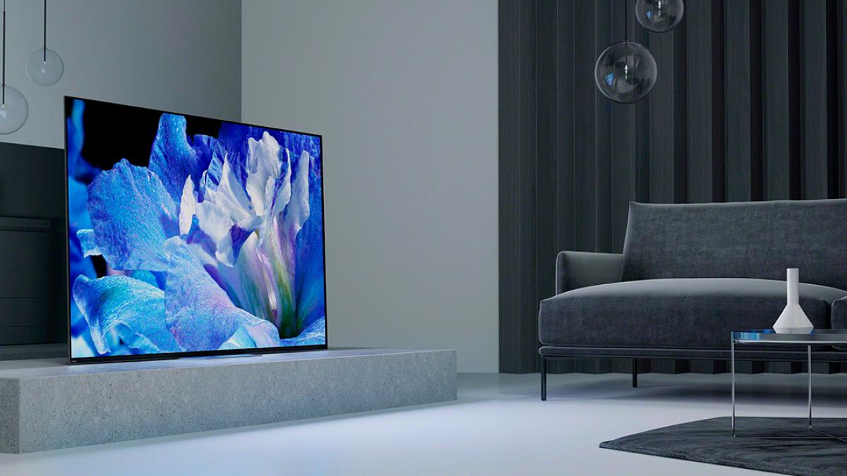 Televisión 4K en una sala color gris
